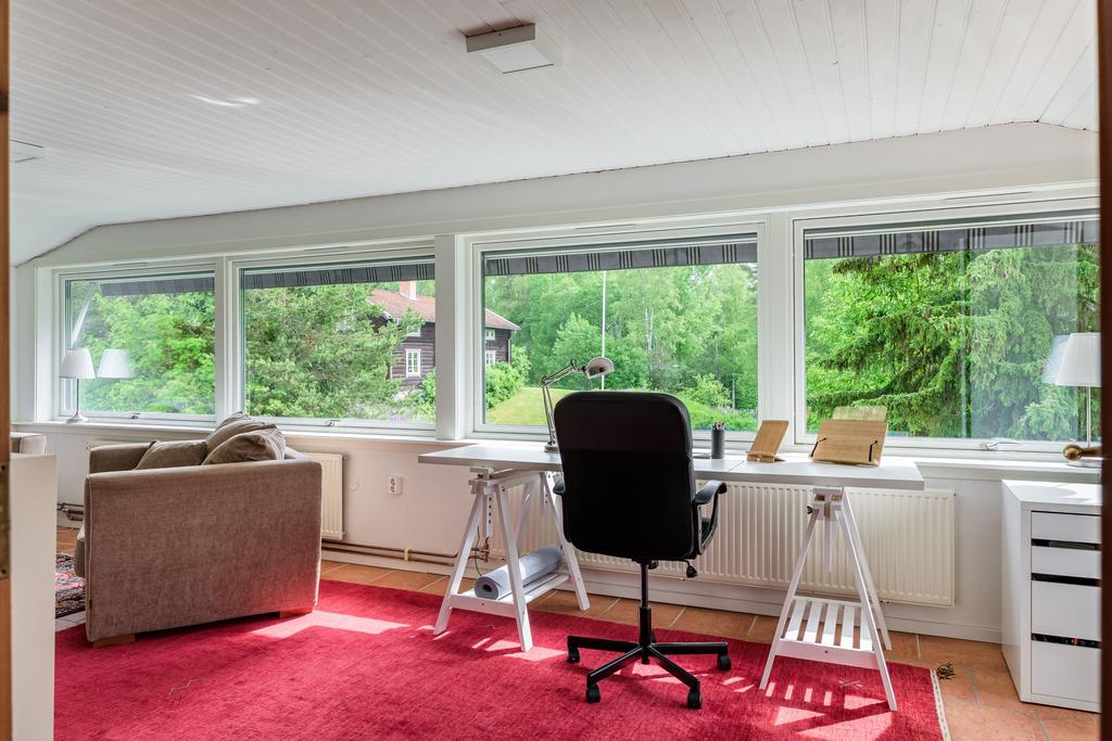 Sovrum 3 med fina fönsterpartier 