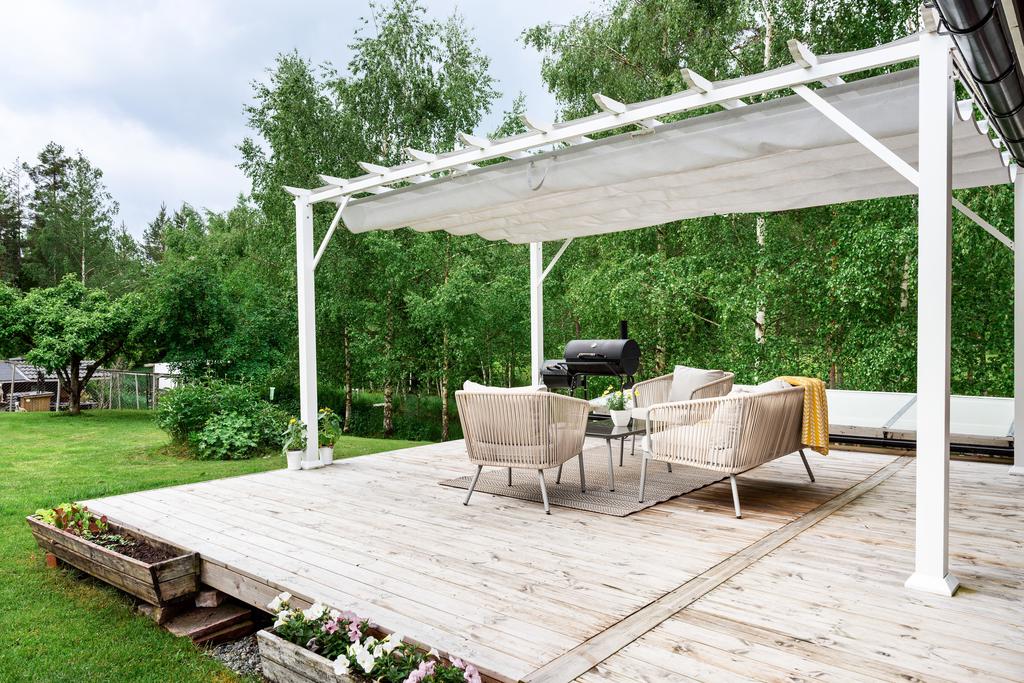 Trevlig altan intill huset 