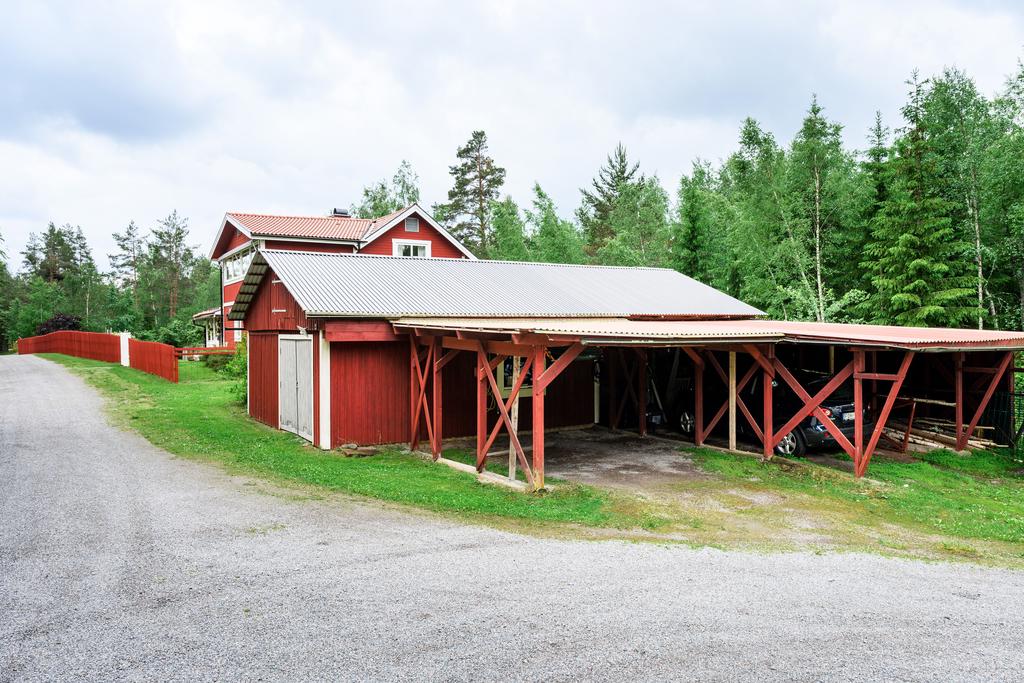 Uthus med hobbyrum, redskapsbod, förråd, verkstad och vindsförråd. Carport med plats för tre bilar, elbilsladdare