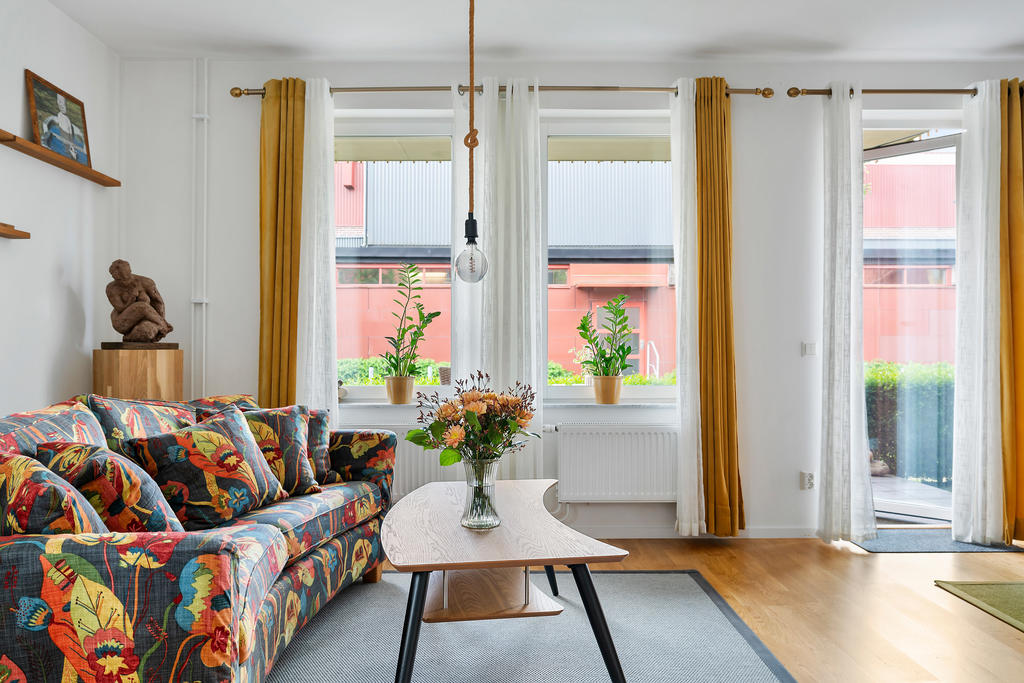 Flera fönster och glasad dörr till altan åt söder