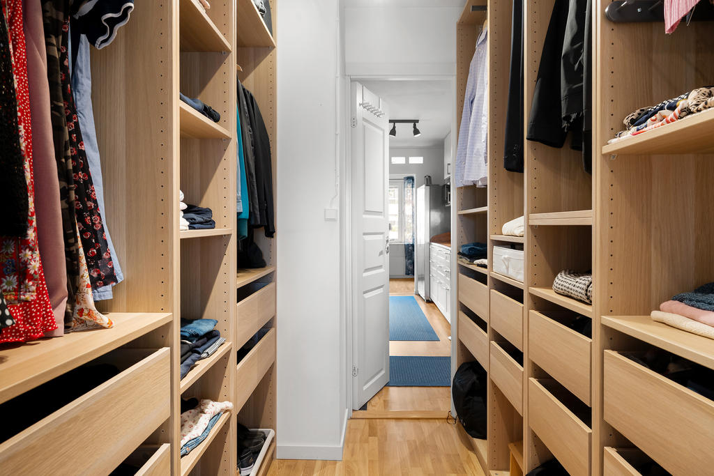 Inredd walk in closet.