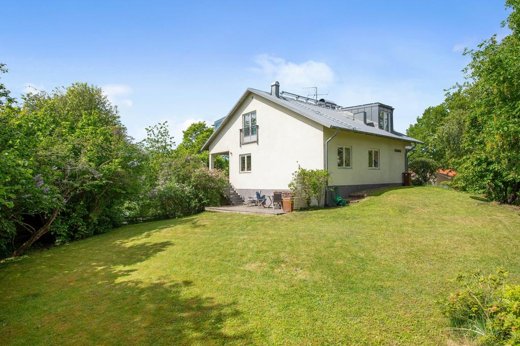 Välvårdad tomt om 1 044 m² med plana, lekvänliga gräsytor