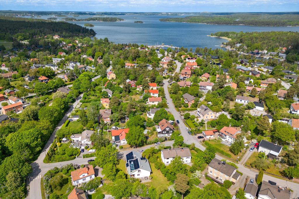Rönnvägen 16 från ovan med Askrikefjärden i fonden