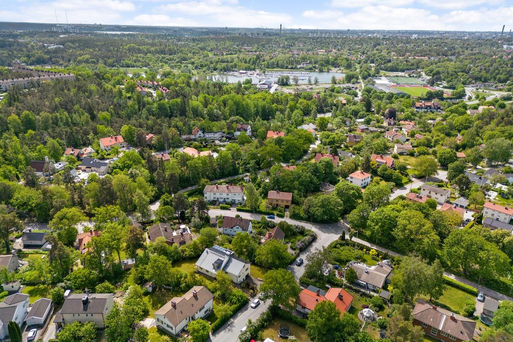 Rönnvägen och Askrike villa stad med Kyrkviken i fonden