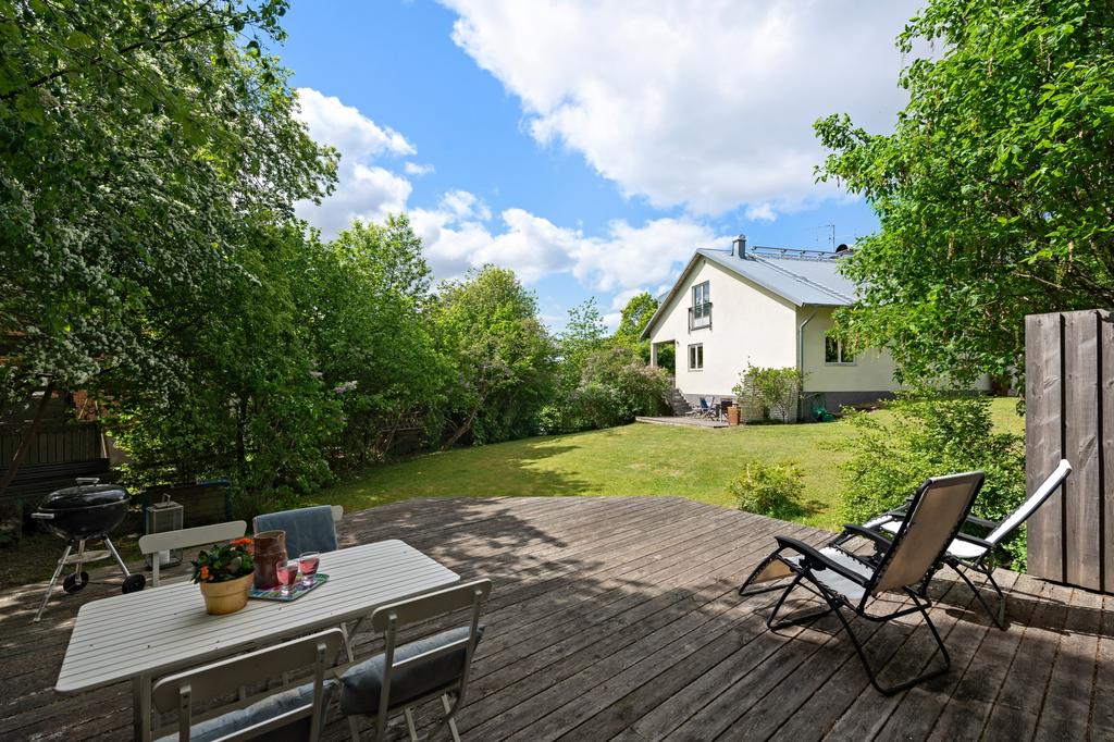 Vy mot tomten och villan