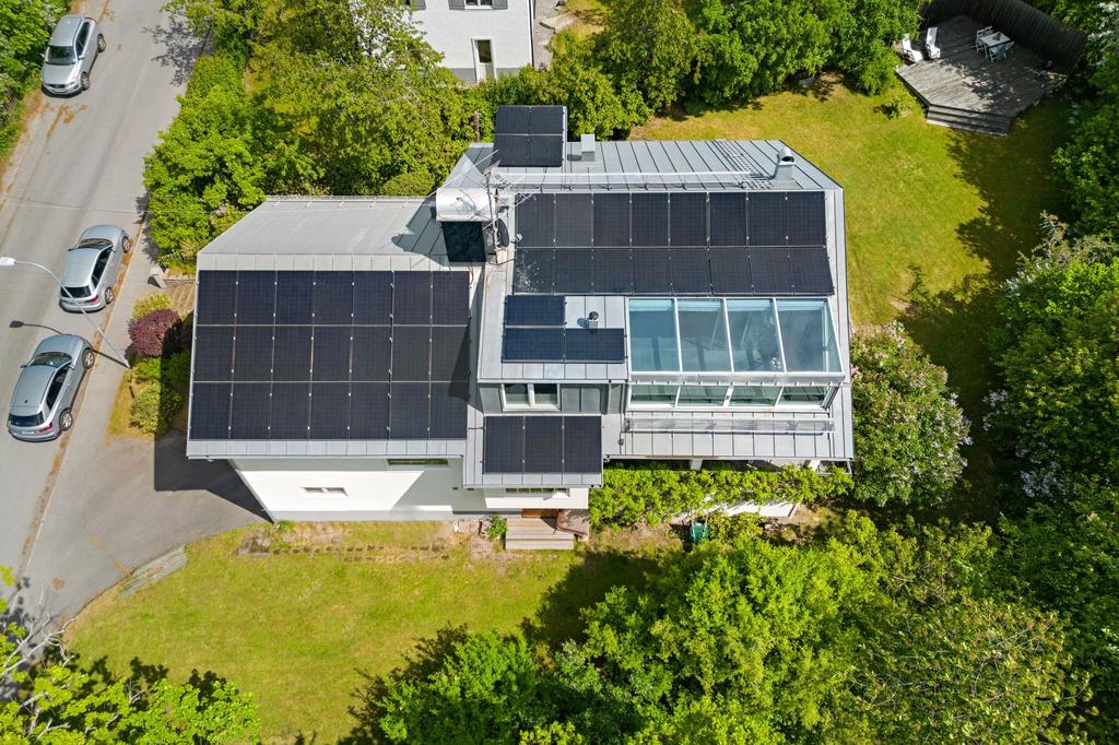 Rönnvägen 16 från ovan med gott om solceller i sydväst