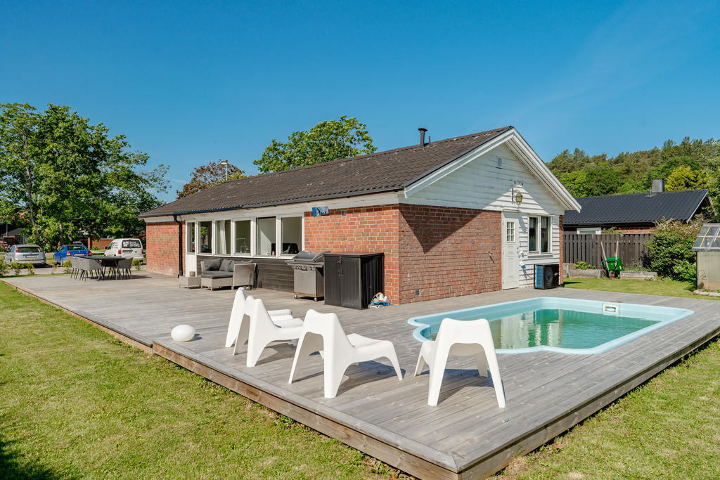 Altanen med rymligt utrymme samt pool, perfekt för umgänge under sommarhalvåret. 