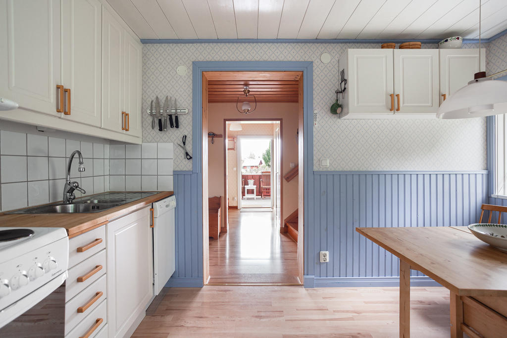 Lantligt kök med plats för matbord