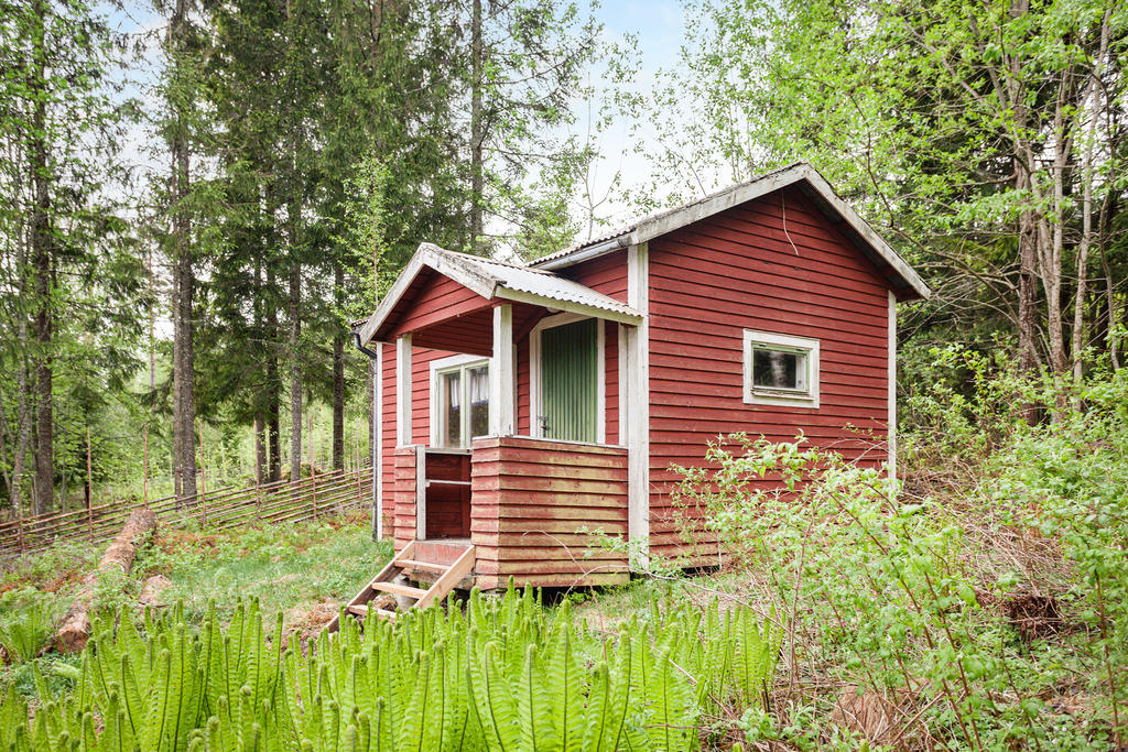 Smidigt att ha fullutrustat hus och samtidigt ditt renoveringsprojekt intill, på granntomten som ingår. 