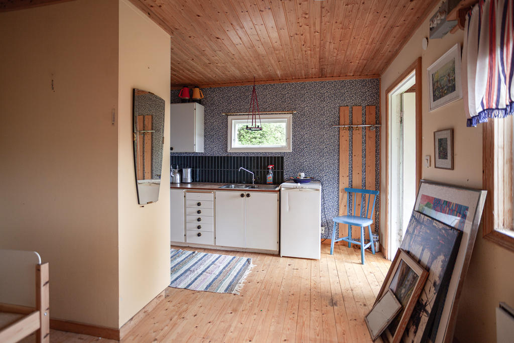 Stugan som har anor från 60 -talet har potential, eller kan bli din plats för en helt nybyggd villa. 
