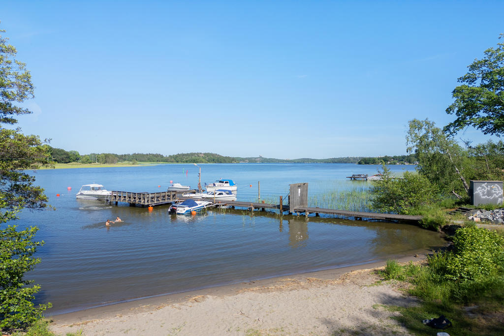 Badrocksavstånd till denna trevliga badstrand och båtbrygga.
