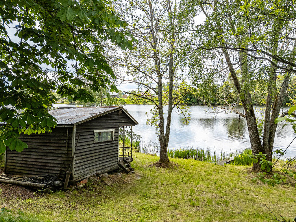 Äldre stuga vid vattnet