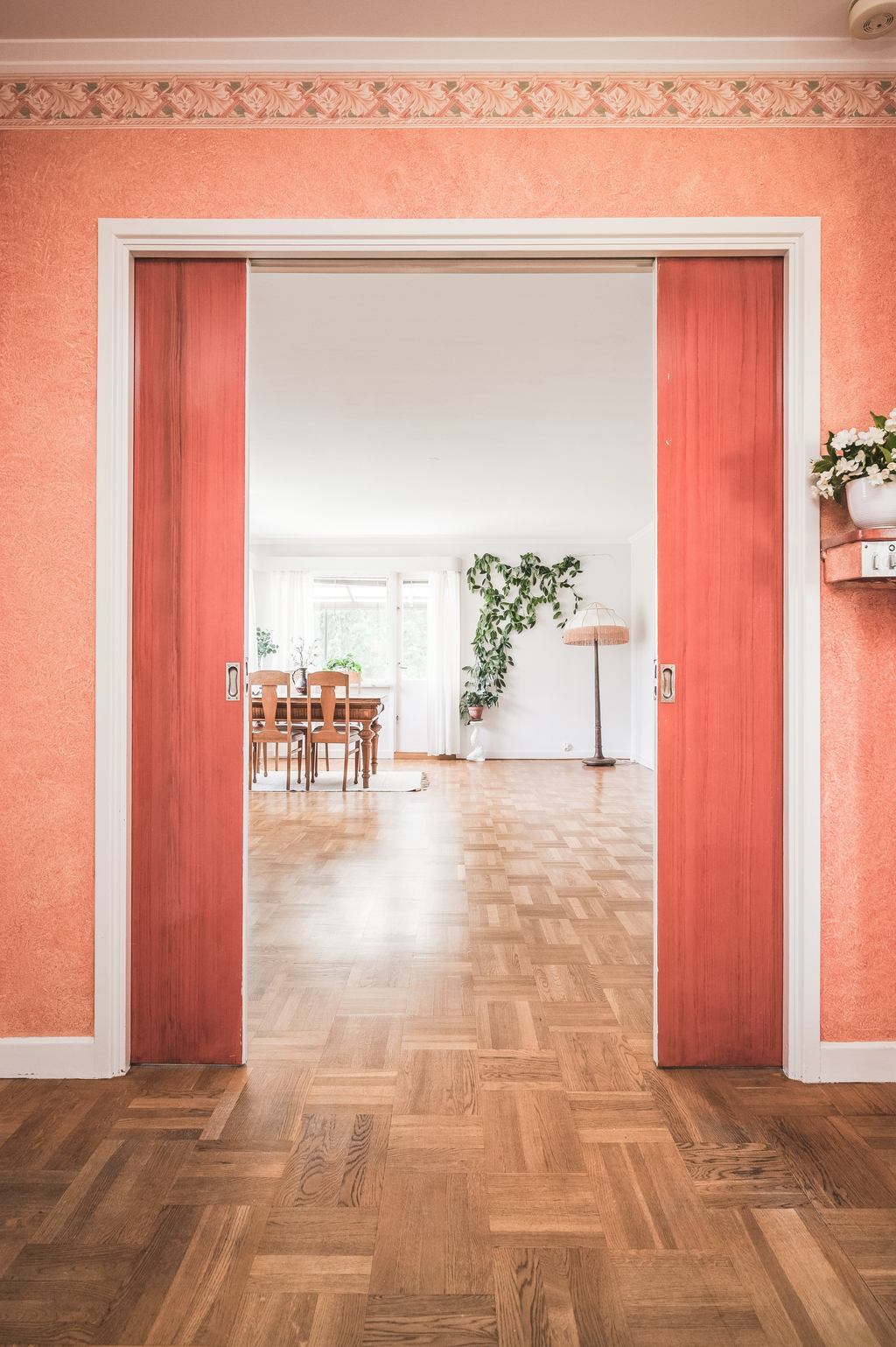 Skjutdörrar mellan hall och vardagsrum