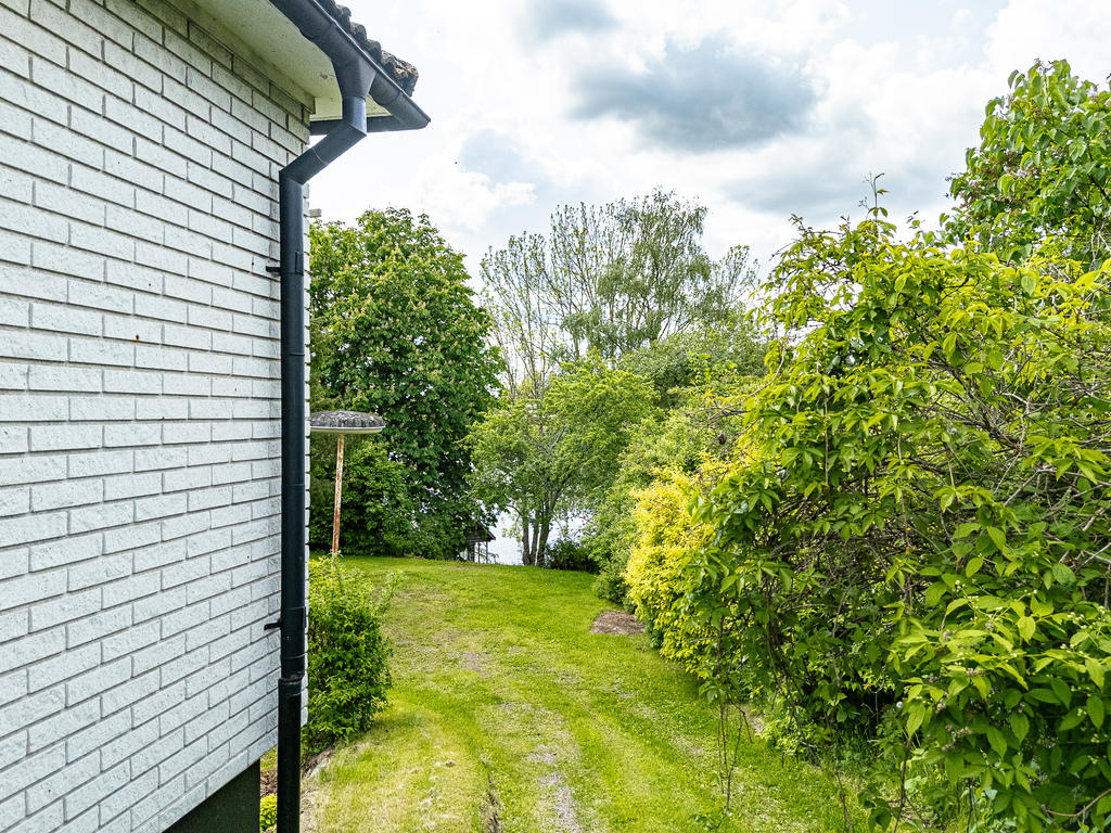 Man skymtar älven uppifrån huset