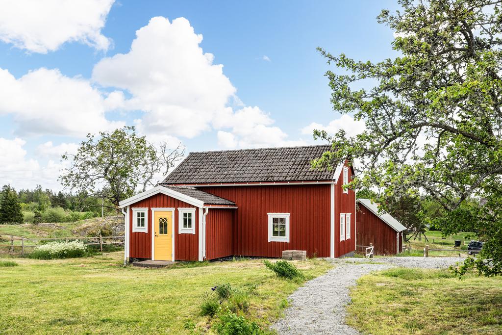 Två stugor finns på fastigheten