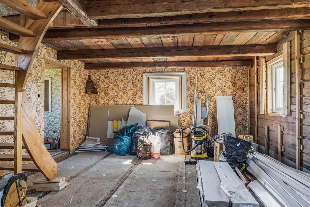 Nedre plan är ej iordningsställt utan lämnas till den nye ägaren att renovera kök och sällskapsrum efter eget tycke och smak