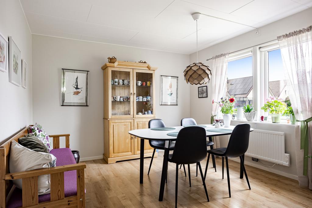 Intill köket ligger matplatsen som har utrymme för vänner och familj på besök