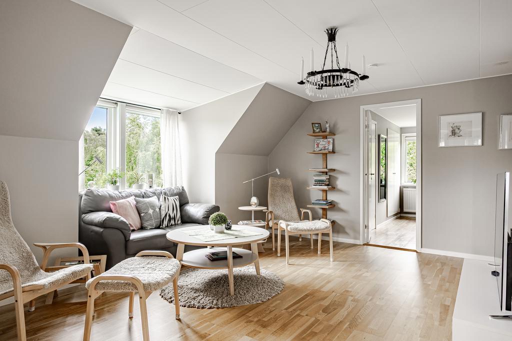 Övervåningen har ett ljust och trevlig allrum precis ovanför trappan 