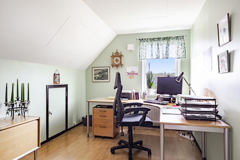 Ett av sovrummen på ovanvåningen är idag inrett till ett kontor 