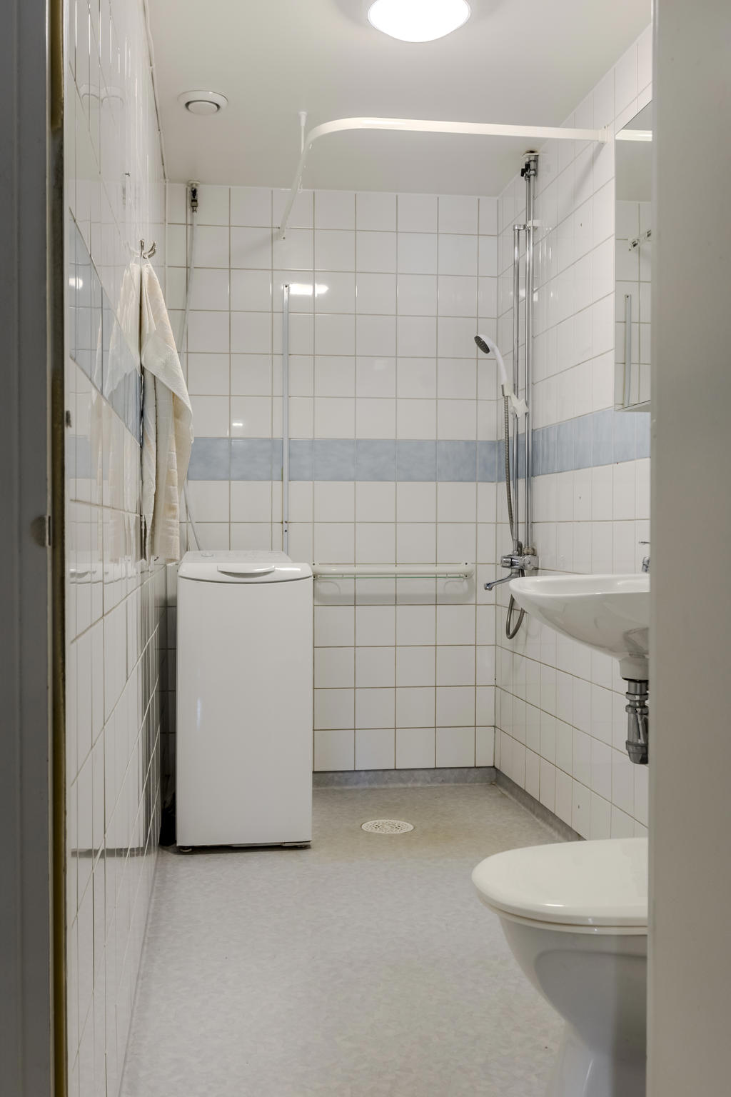 Rymligt badrum med tvättmaskin