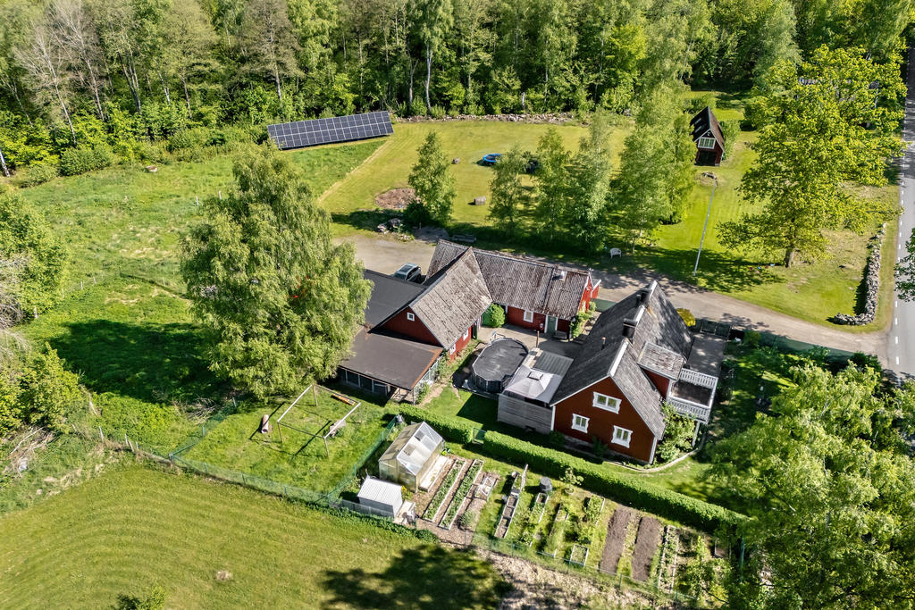 Härlig tomt med grönsaksland, hundgård och möjlghet för hagar
