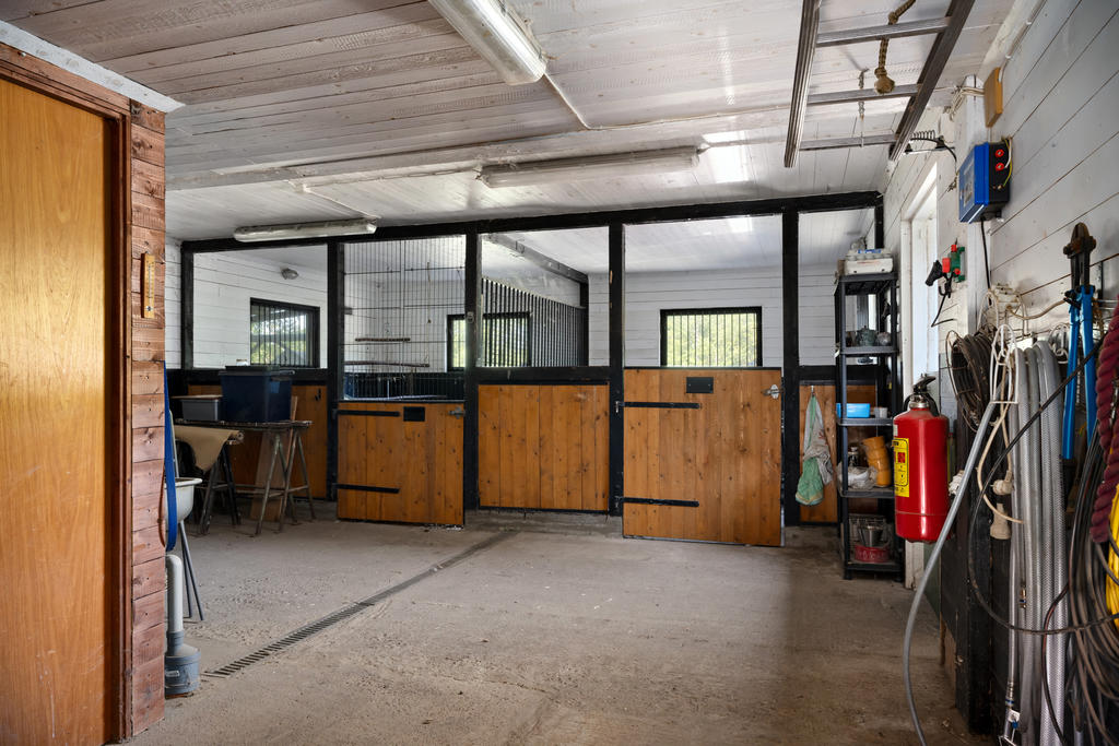 Stallbyggnad med två boxar och uppvärmd sadelkammare