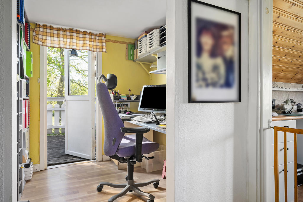 Kontor med utgång till balkong