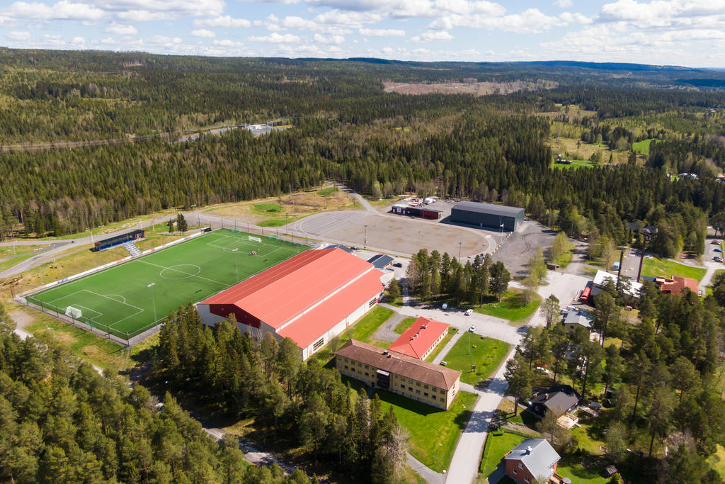 Röjsmon - PÅ omrpådet finns konstgräsplan, ishall, löparbanor, Padelhall, gym, längdskidspår och rullskidspår.