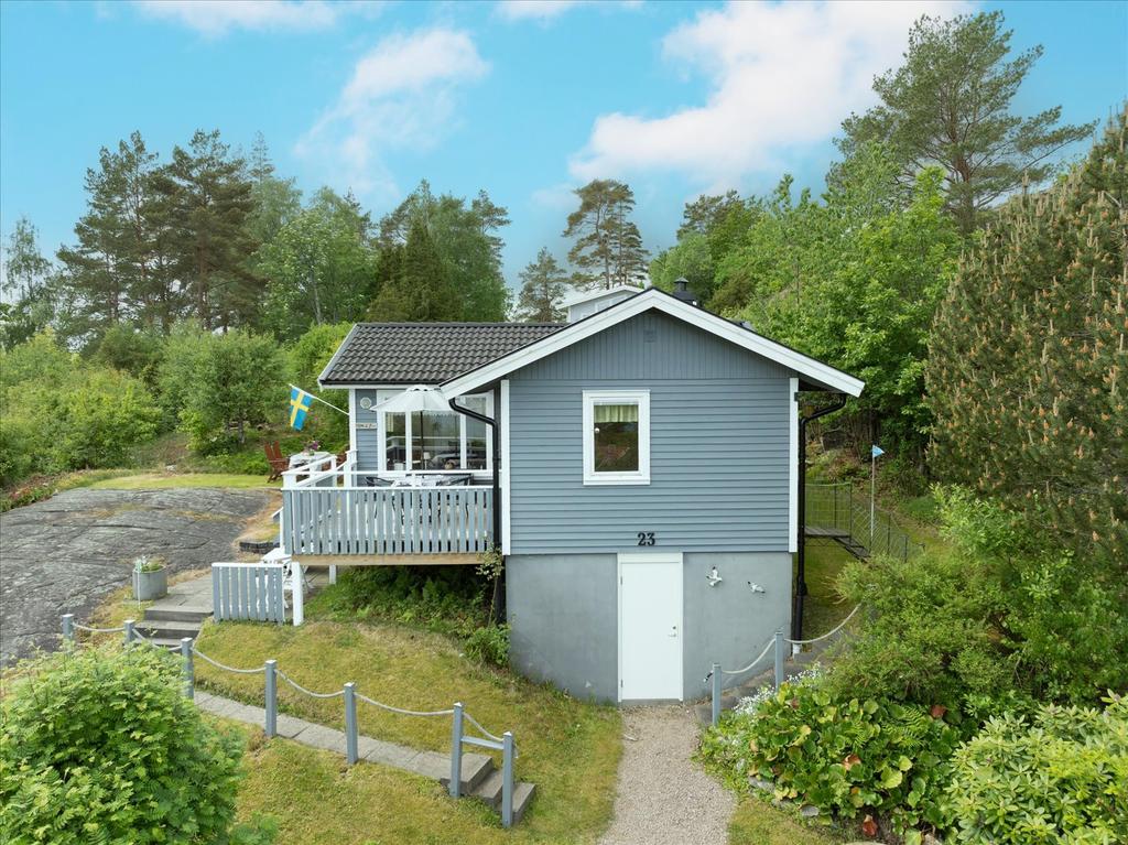 Framsida med ingång till källaren samt uppgång ill entré