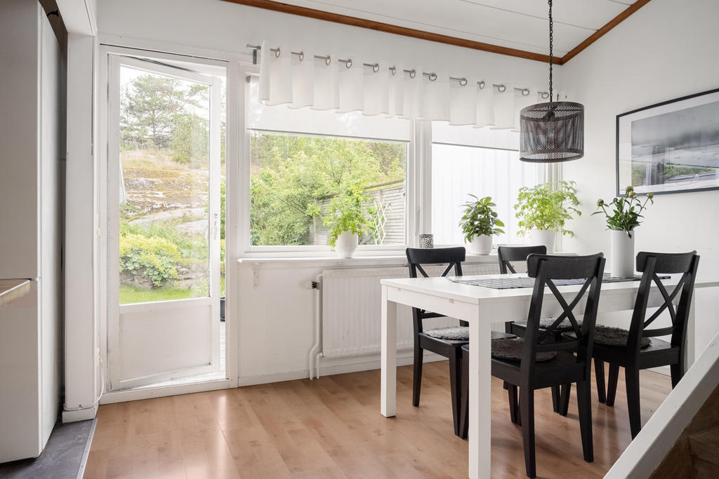 Härligt ljusinsläpp och utgång till trevliga uteplatsen