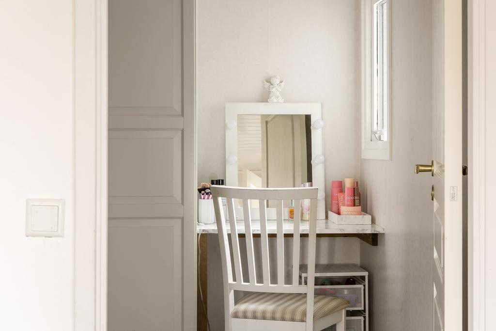 Ifrån tonårsrummet nås även en walk in closet