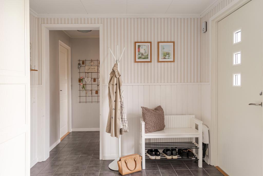 Rymlig entré med praktiskt klinkergolv