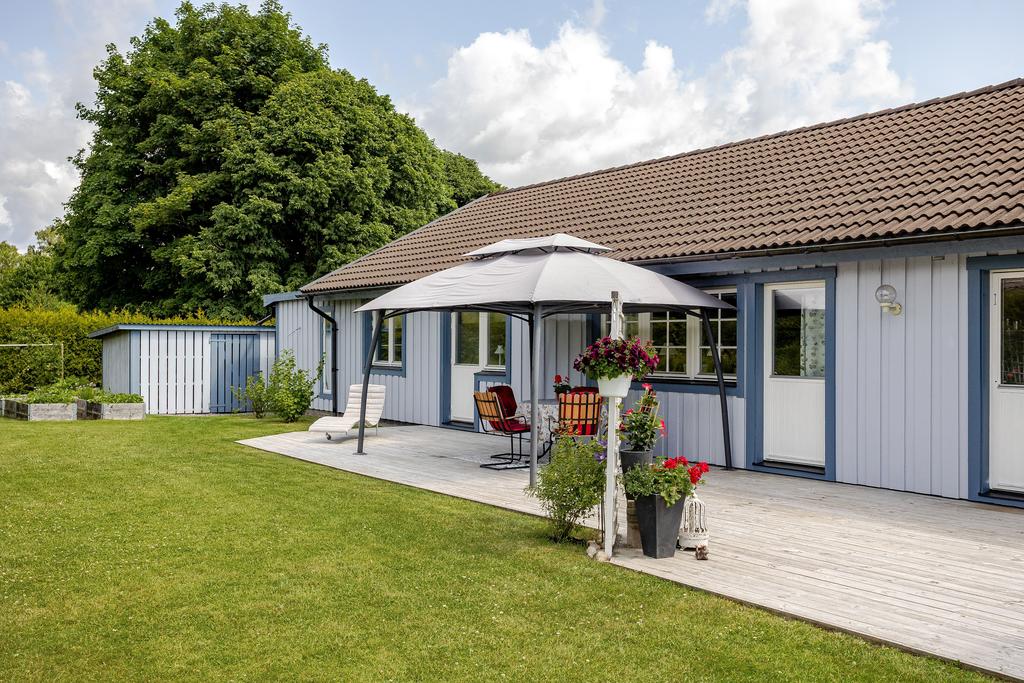 Uteplats som nås ifrån flera utrymmen i huset