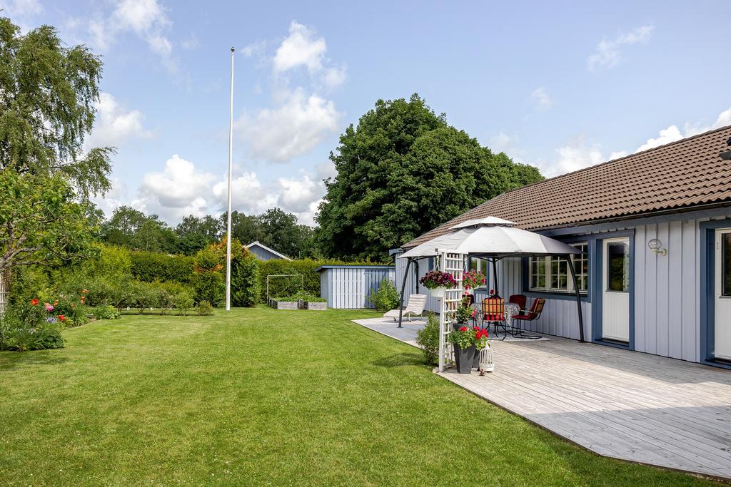 Härlig trädgård i anslutning till uteplatsen