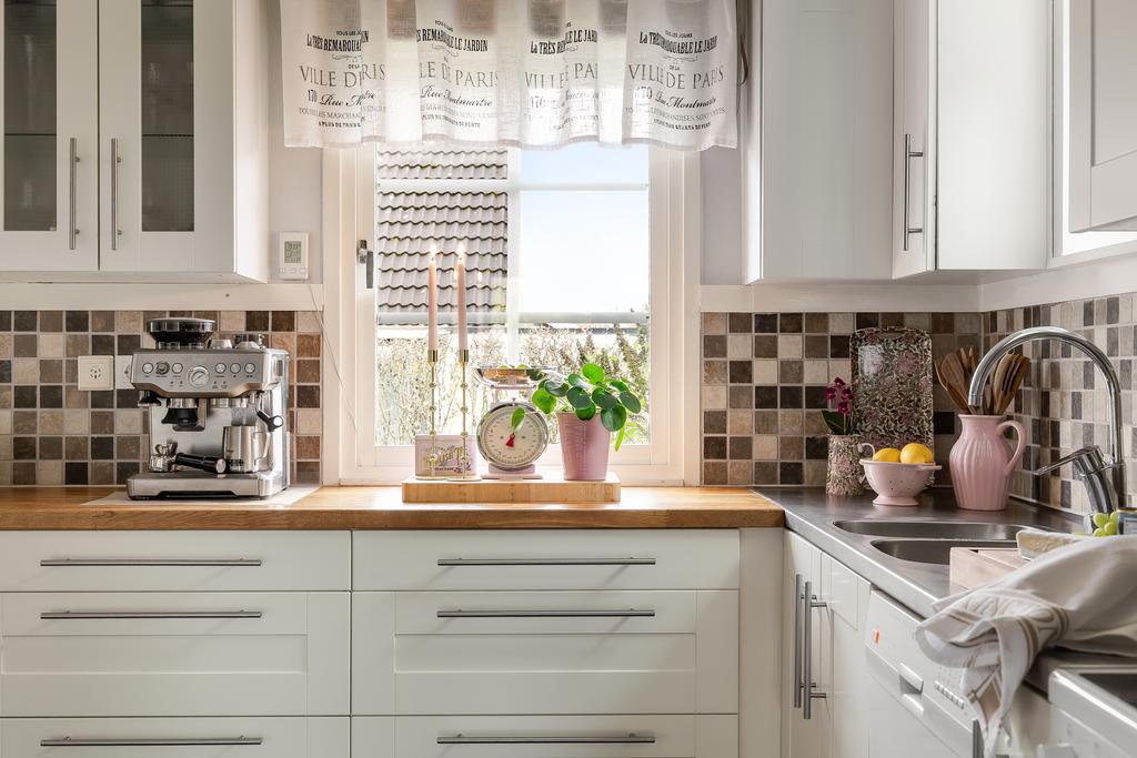 Ljust kök med fönster ifrån flera håll