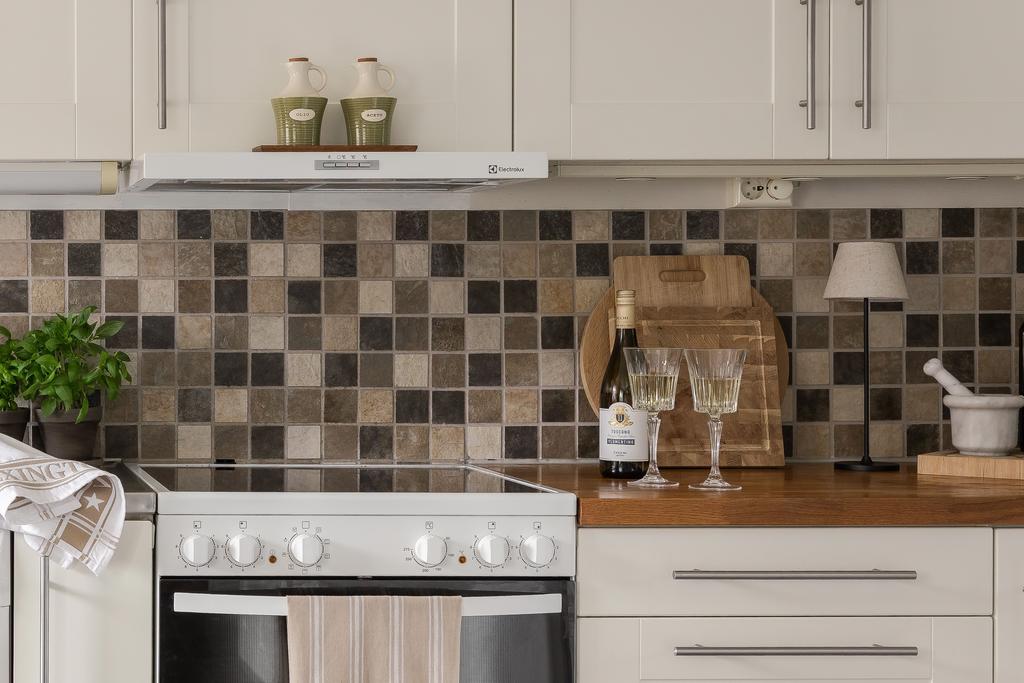 Kakel som stänkskydd i neutrala färger