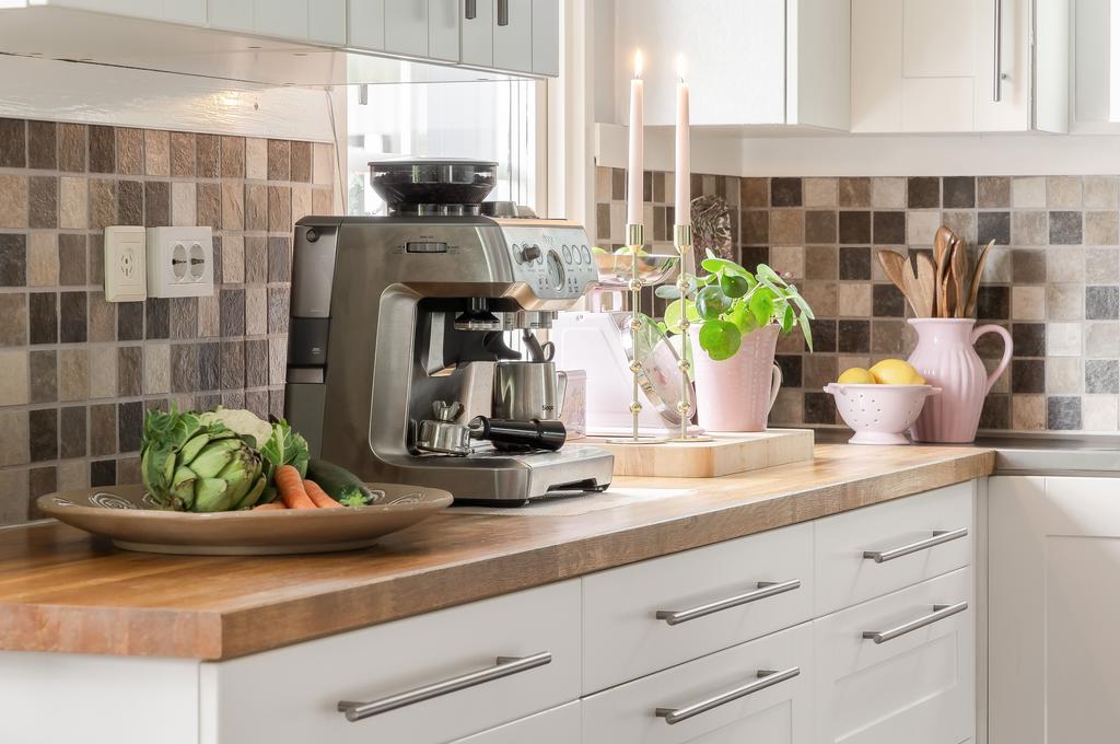 Gott om förvaring i både över- och underskåp