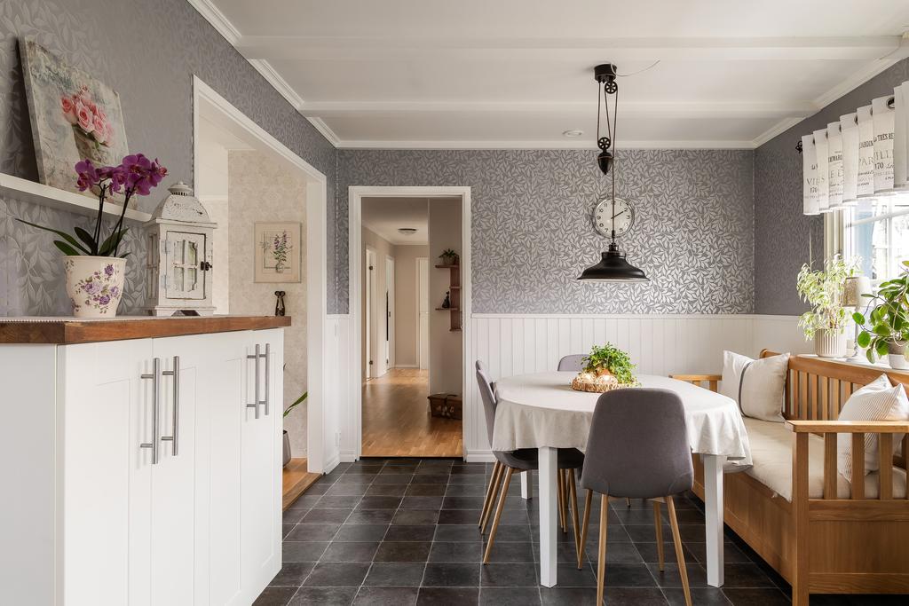 Matplats i anslutning till köket och med vy mot vardagsrummet