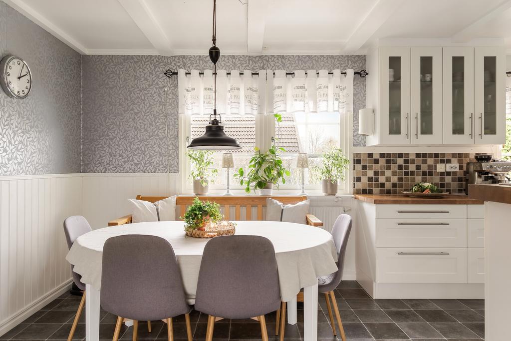 Matplats vid fönstret