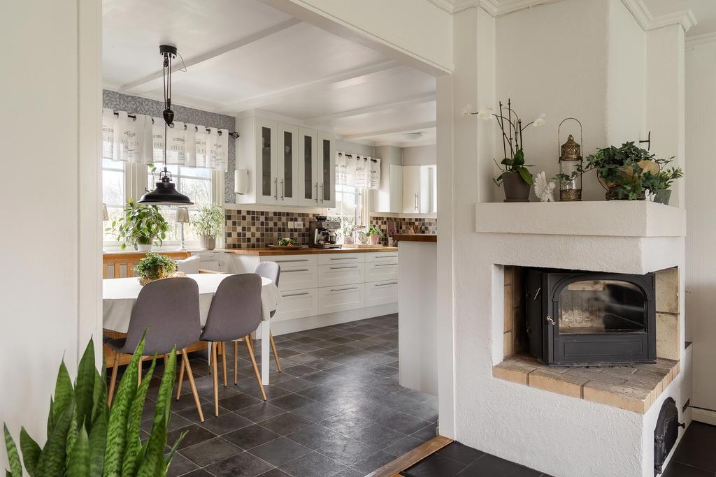 Den öppna spisen i vardagsrummet bidrar till en mysig känsla