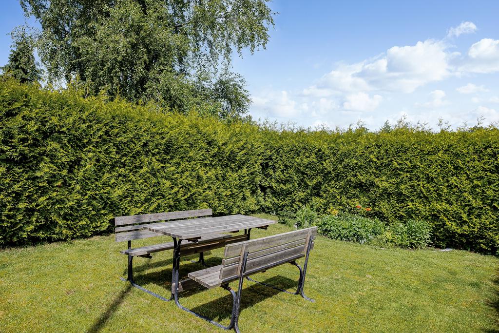 En del i trädgården är helt avskärmad med häck, här inne kan ni duka upp helt utan insyn