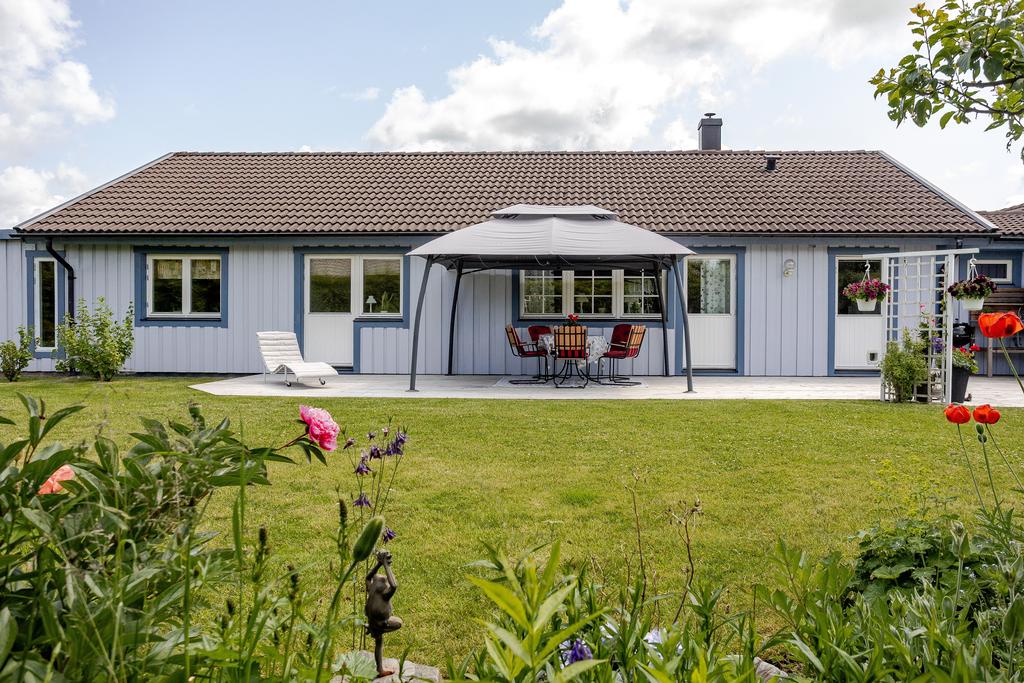 Trädgård med stora delar gräsmatta och flera rabatter för den som önskar det