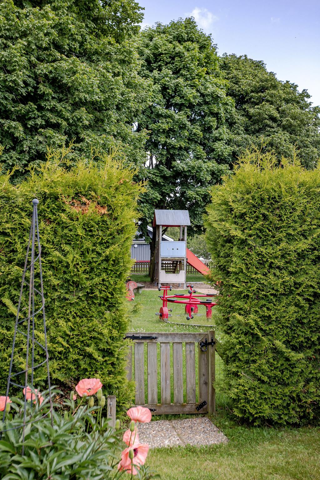 I nära anslutning till fastigheten finns en lekplats och fotbollsplan