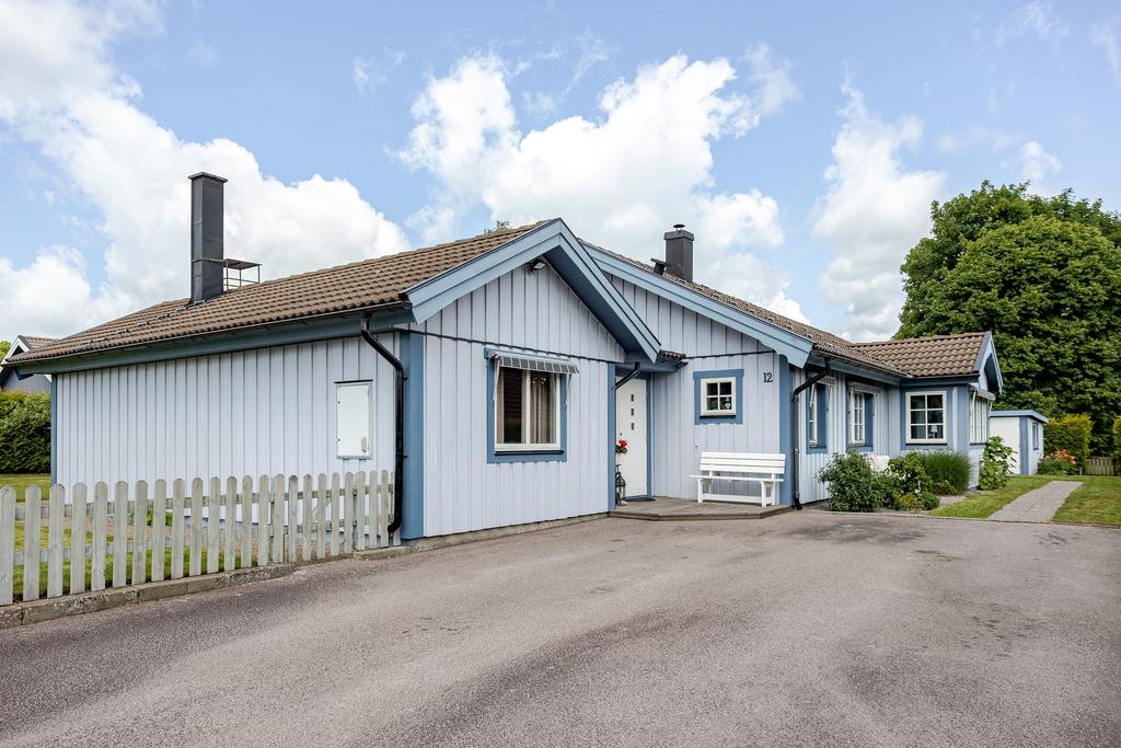 Vyn från uppfarten mot husets entré