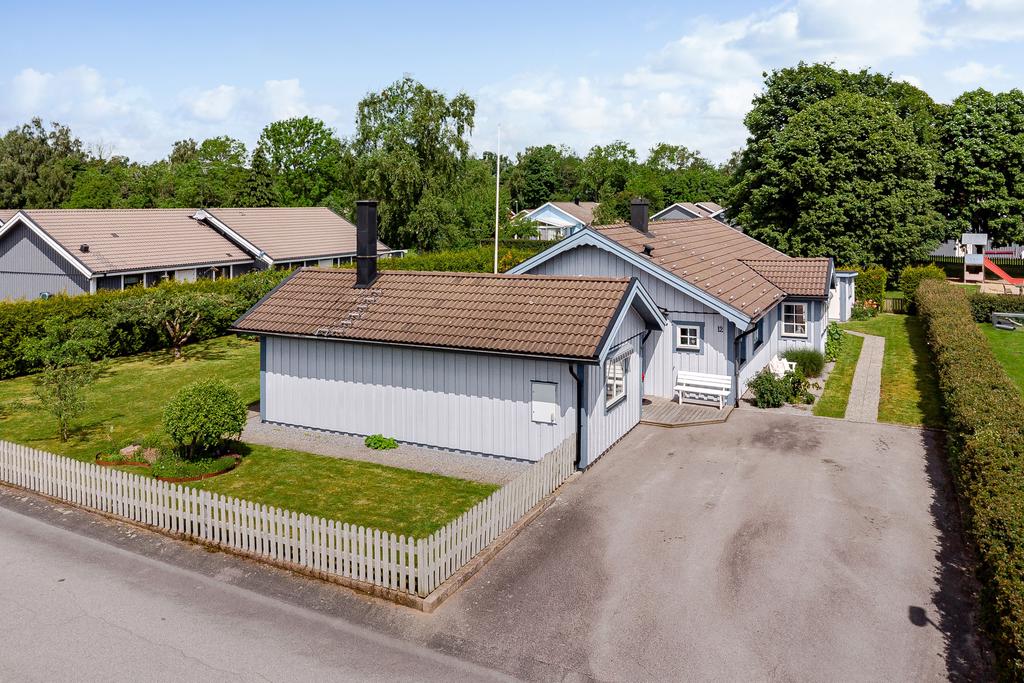 Rymlig uppfart med plats för flera bilar att parkera