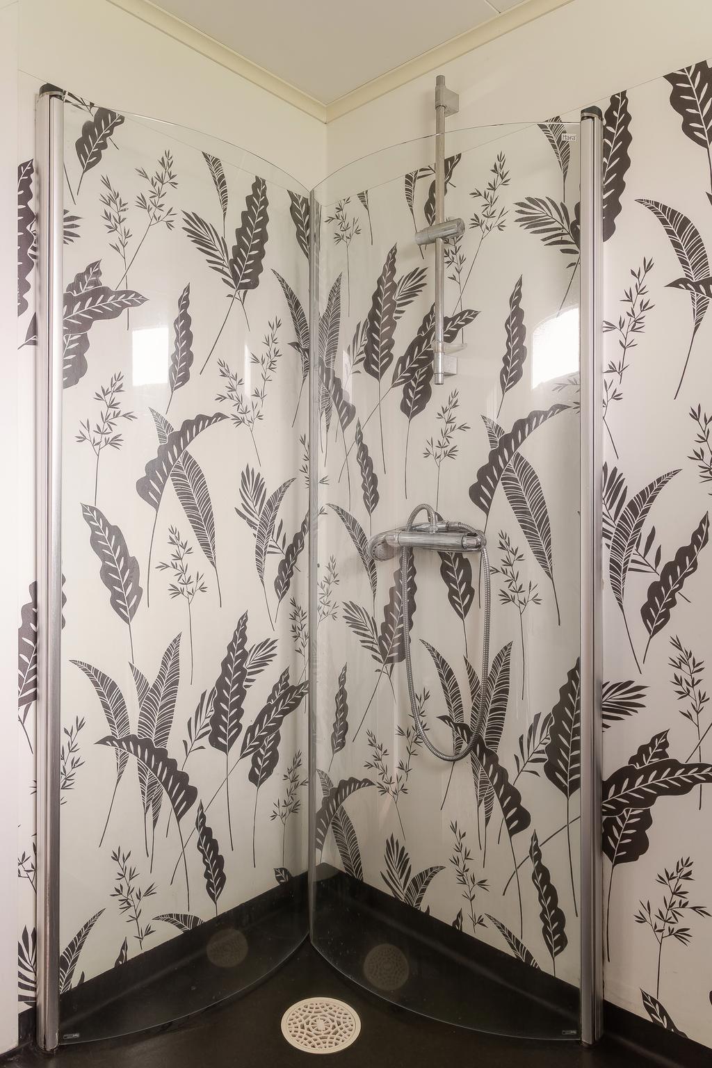 Duschutrymme i badrummet vid entrén