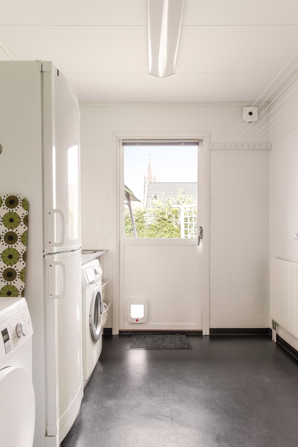 Tvättstugan med utgång till trädgården