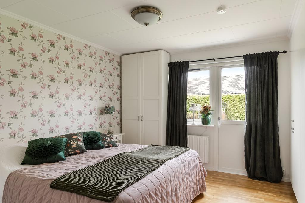 Sovrum med utgång till uteplatsen