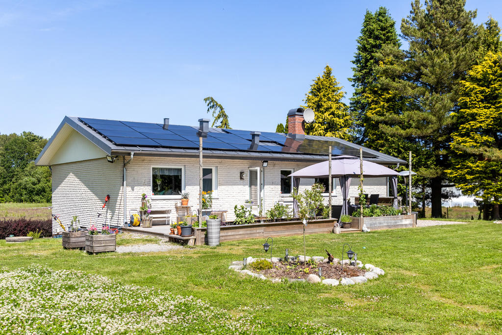 Runt om huset finns lummiga träd och buskar.