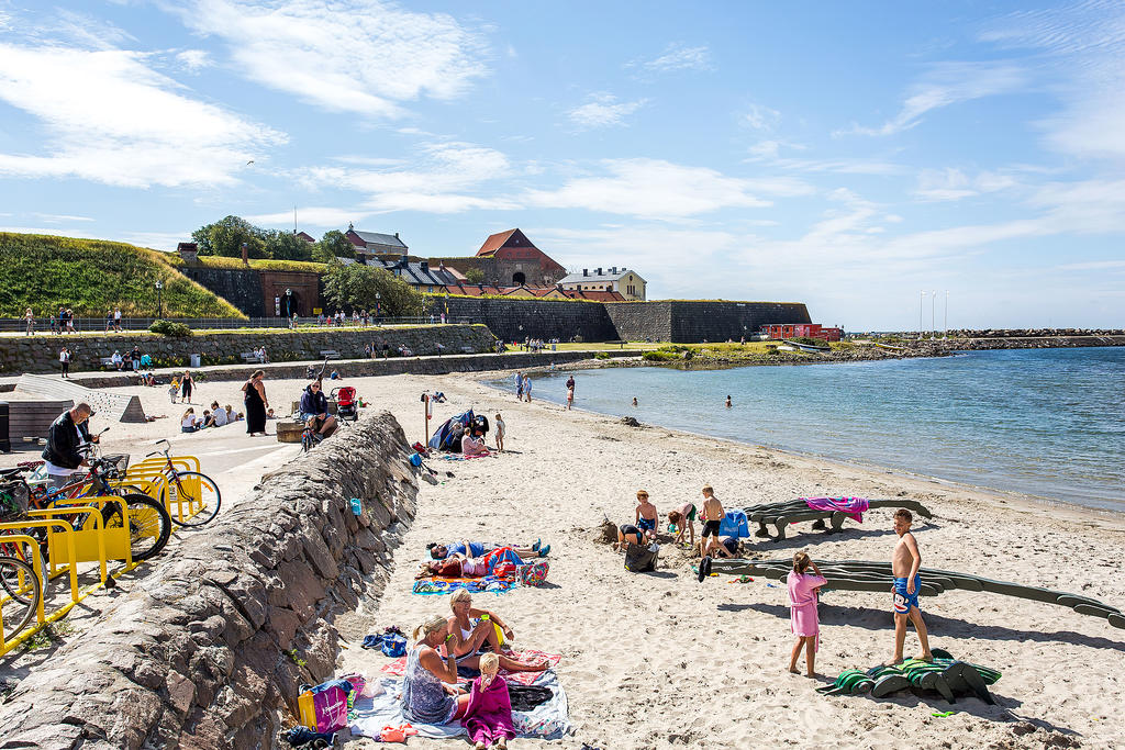 Barnens badstrand och Varbergs fästning